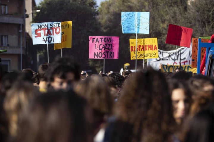 Roma, la manifestazione degli studenti in piazza contro il governo (Ansa)