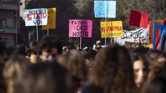 Roma, la manifestazione degli studenti in piazza contro il governo (Ansa)