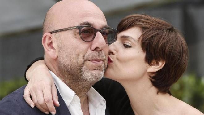 Paolo Virzì e Micaela Ramazzotti durante il photocall de ''La pazza gioia'' nel 2016 (Ansa)