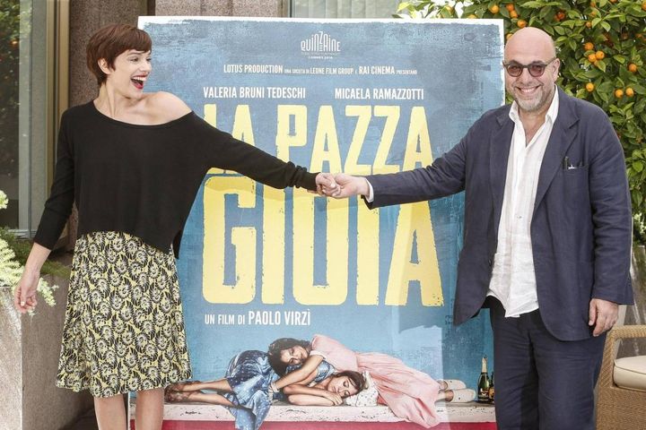Paolo Virzì e Micaela Ramazzotti durante il photocall de ''La pazza gioia'' nel 2016 (Ansa)
