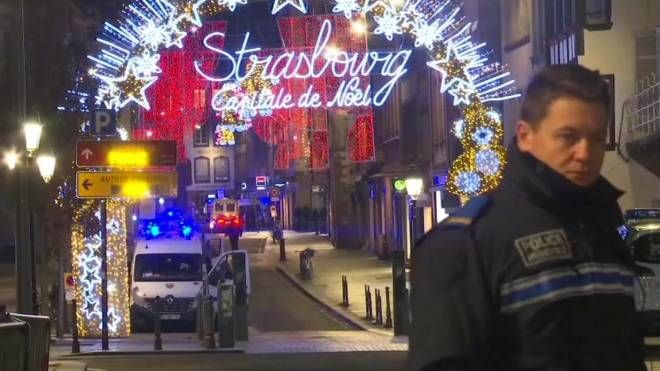 La polizia nel centro di Strasburgo (Ansa)
