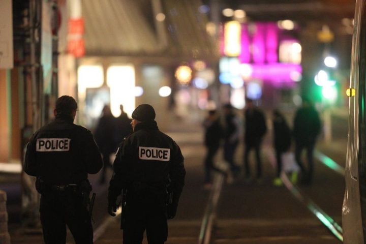 La polizia presidia il centro di Strasburgo (Ansa)