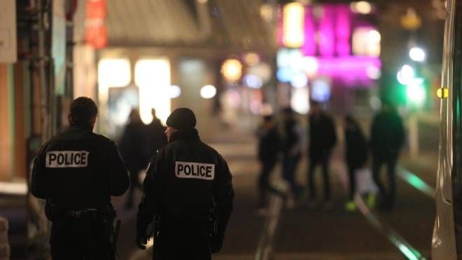 La polizia presidia il centro di Strasburgo (Ansa)