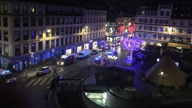 Polizia e ambulanze nel centro di Strasburgo (Lapresse)