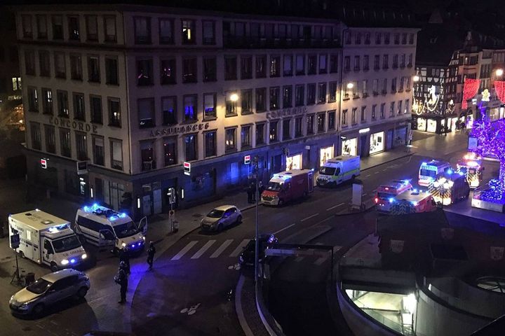 Polizia e ambulanze nel centro di Strasburgo (Lapresse)