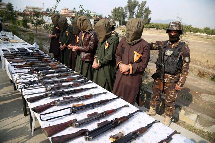 Gruppo di ribelli sospettati di pianificare un attentato fermati dalla sicurezza in Afghanistan (Ansa Epa)