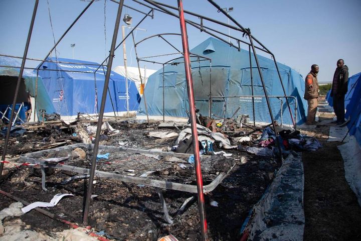 La tenda dove è morto carbonizzato un migrante 32enne a San Ferdinando (Ansa)