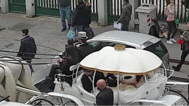 Il corteo in carrozza nel giorno delle nozze del cantante neomelodico Tony Colombo con Tina Rispoli, vedova del boss Gaetano Marino (Ansa/Internapoli.it) 