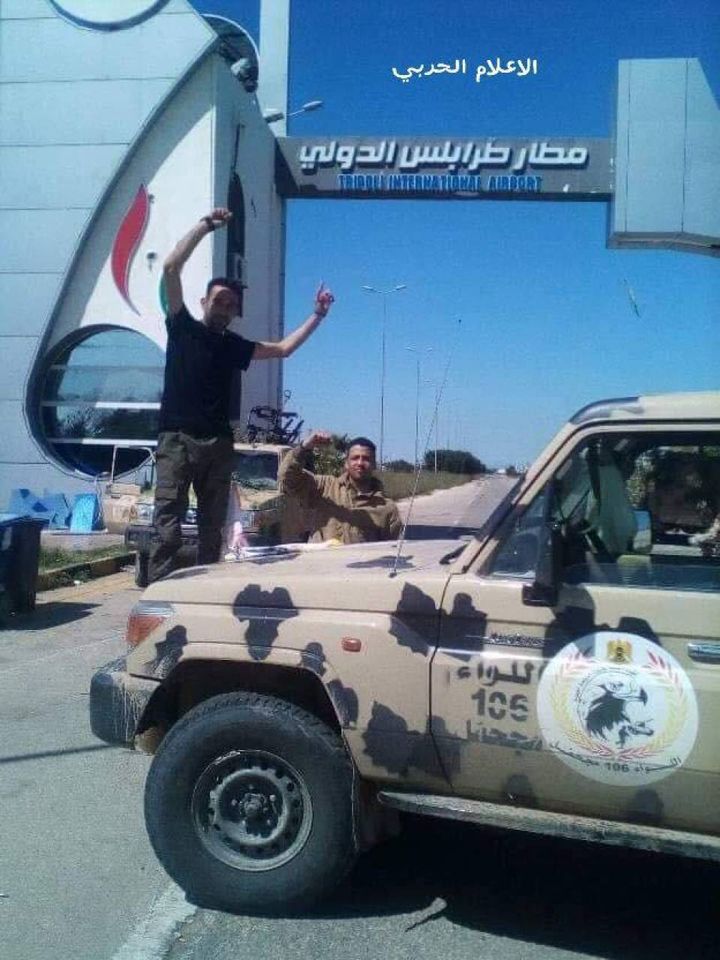 L'esercito del generale Khalifa Haftar all'aeroporto di Tripoli