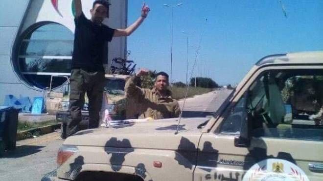 L'esercito del generale Khalifa Haftar all'aeroporto di Tripoli