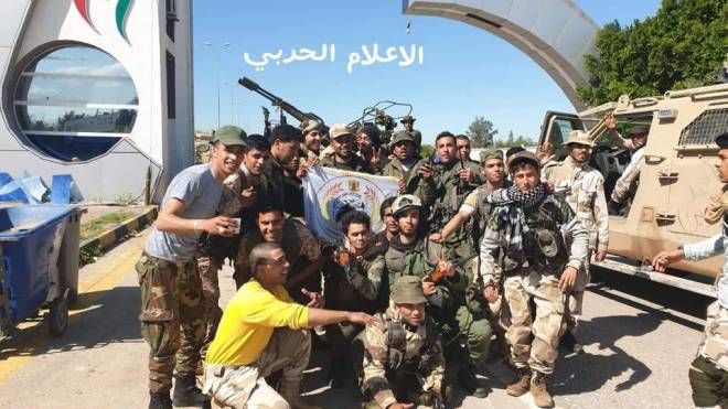 L'esercito del generale Khalifa Haftar all'aeroporto di Tripoli in Libia
