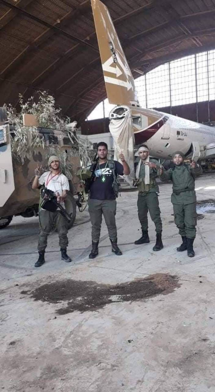 L'esercito del generale Khalifa Haftar all'aeroporto di Tripoli in Libia
