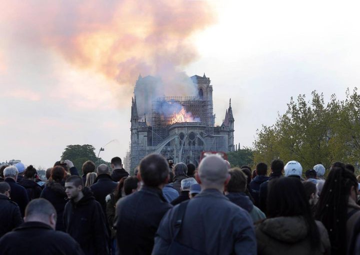 Notre Dame, la guglia è crollata (Ansa)