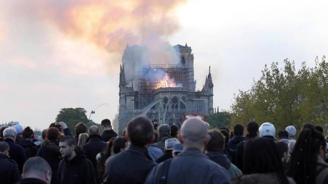 Notre Dame, la guglia è crollata (Ansa)