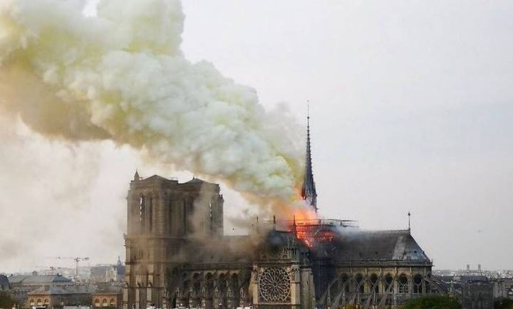 Notre Dame prima del crollo della guglia (Ansa)