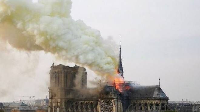 Notre Dame prima del crollo della guglia (Ansa)