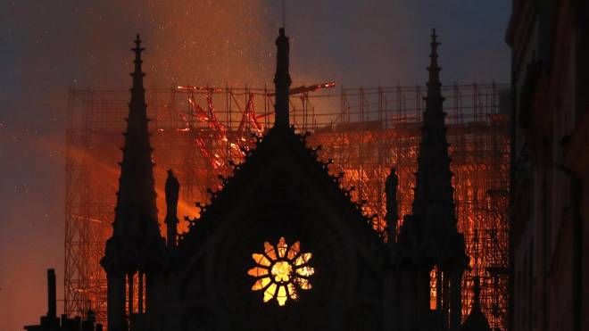 Il fuoco distrugge Notre Dame (Ansa)