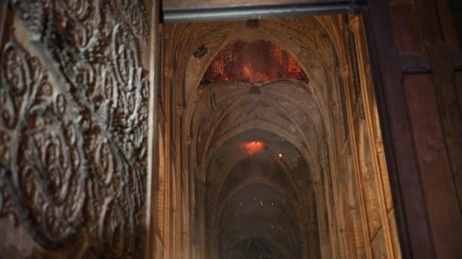 L'interno di Notre Dame dopo l'incendio (Ansa)