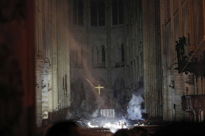 L'interno di Notre Dame dopo l'incendio (Ansa)