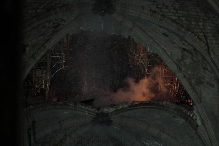 Notre Dame dentro dopo l'incendio (Ansa)