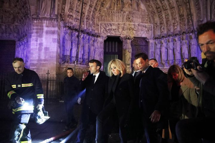 Macron entra nella cattedrale di Notre Dame dopo l'incendio (Ansa)