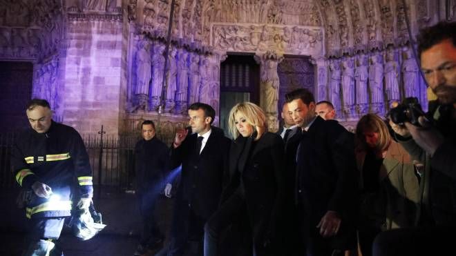 Macron entra nella cattedrale di Notre Dame dopo l'incendio (Ansa)