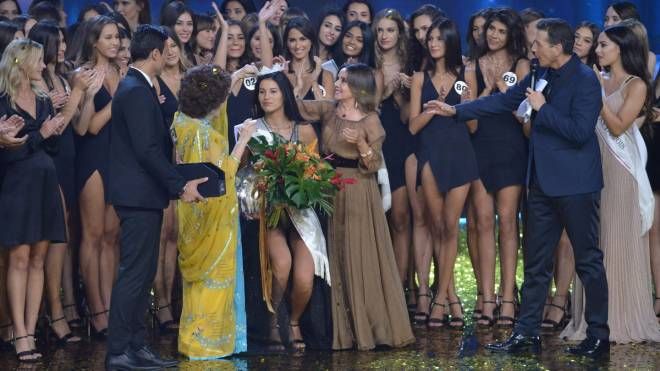 Carolina Stramare incoronata miss Italia 80 da Gina Lollobrigida e Patrizia Mirigliani (LaPresse)