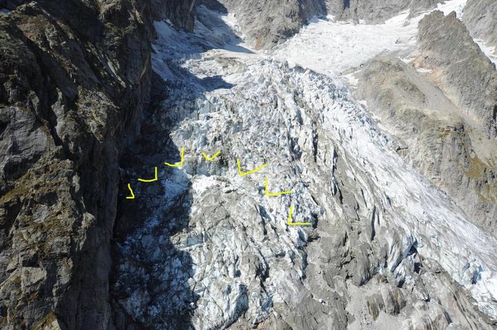 Il ghiacciaio Planpincieux, sulle Grandes Jorasses (Monte Bianco), di cui una parte potrebbe crollare a breve (Ansa)