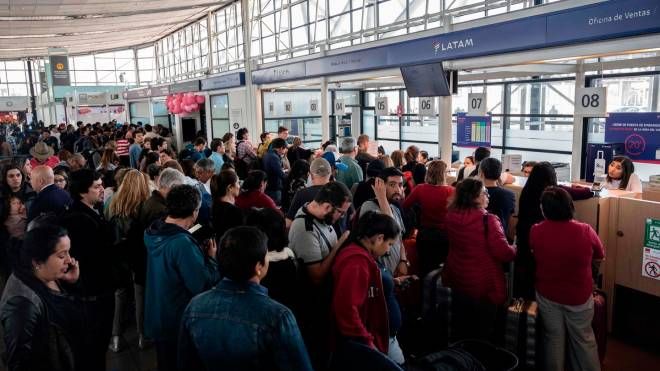 Passeggeri bloccati in aeroporto a Santiago del Cile (Lapresse)
