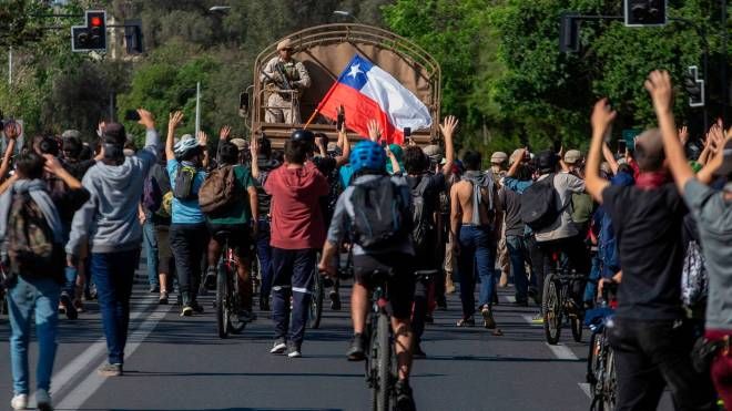 Proteste in piazza in Cile (Lapresse)