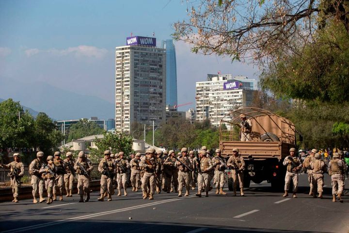Cile, non si fermano le proteste. Esercito in piazza (Lapresse)