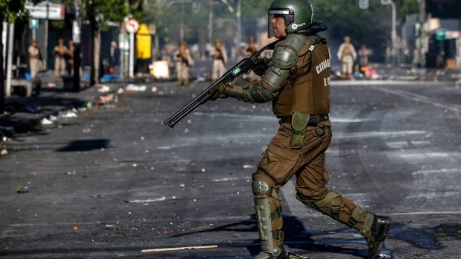Cile, non si fermano le proteste. Esercito in piazza (Lapresse)
