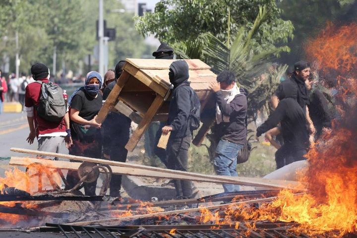 Proteste e devastazioni in Cile (Lapresse)