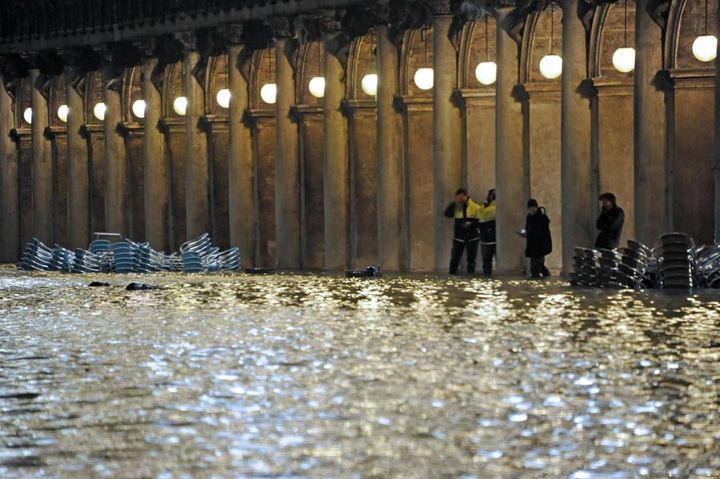 Venezia, l'acqua alta nella notte ha toccato il metro e 87 (Ansa)