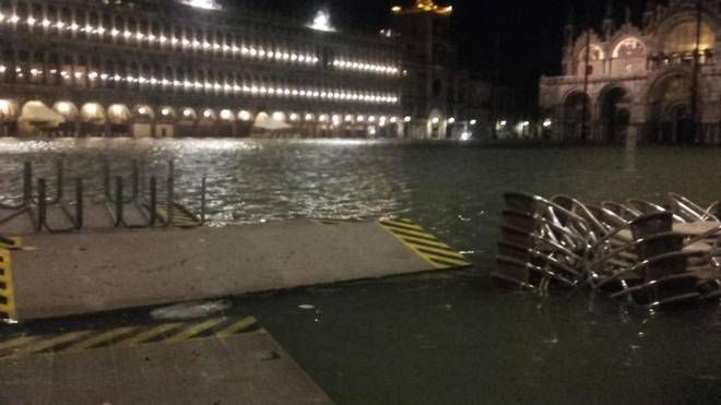 Venezia, l'acqua alta nella notte ha toccato il metro e 87 (Ansa)
