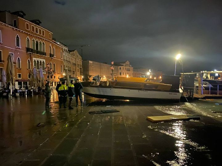 Venezia, l'acqua alta nella notte ha toccato il metro e 87 (Comune di Venezia, account Twitter)