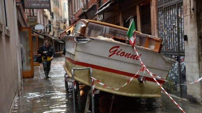 Stamane una nuova marea-record a Venezia (Ansa)