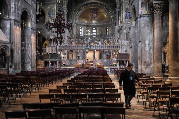 Non è stata risparmiata nemmeno la basilica di San Marco (LaPresse)