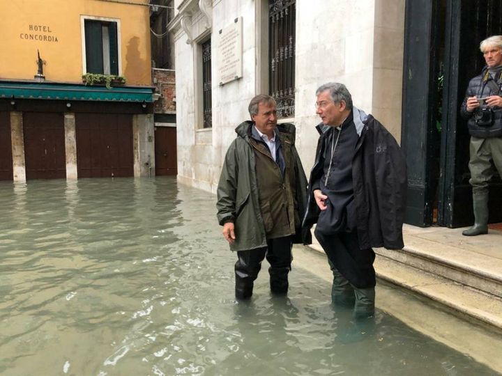 Il sindaco di Venezia Brugnaro con il patriarca Moraglia (Comune di Venezia, account Twitter)