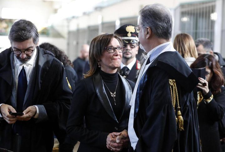 Ilaria Cucchi e l'avvocato Fabio Anselmo durante l'udienza per la sentenza in Corte d'Assise nei confronti di 5 carabinieri imputati nel processo Cucchi (Ansa) 