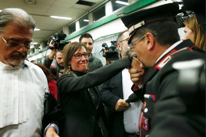 Ilaria Cucchi riceve un baciamano da un carabiniere (LaPresse)