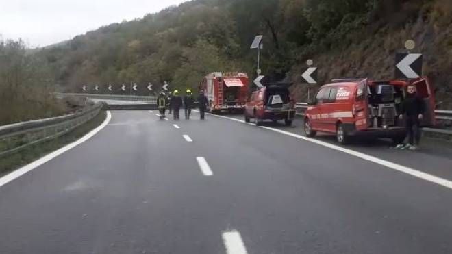 L'arrivo dei vigili del fuoco nei pressi del viadotto crollato (Ufficio stampa Regione Liguria)