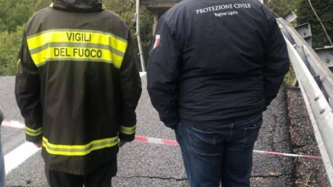 L'intervento dei vigili del fuoco sul viadotto crollato (Uffocop stampa Regione Liguria)