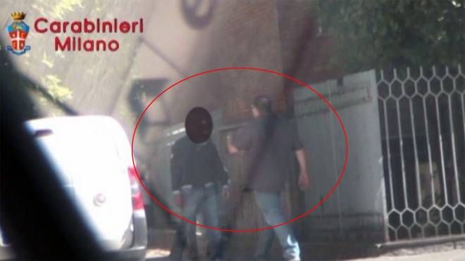 Giulio Martino (in maglia viola) minaccia uno dei suoi creditori in mezzo alla strada