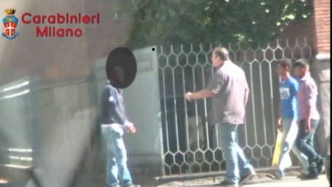 Giulio Martino (in maglia viola) minaccia uno dei suoi creditori in mezzo alla strada
