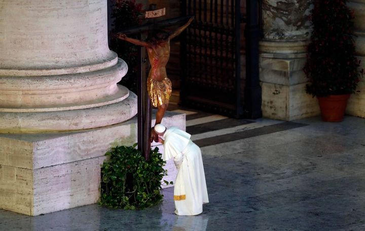 Papa Francesco in piazza San Pietro (Ansa)