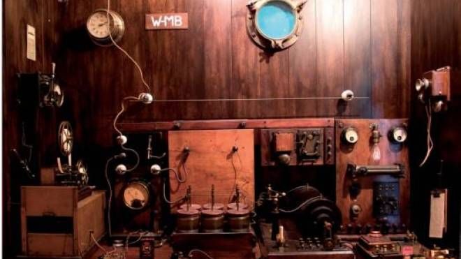 Apparecchiatura trasmittente navale del tipo di quella del Titanic (museo Marconi)