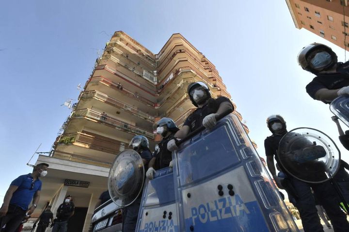La polizia presidia il palazzo ex Cirio (Ansa)