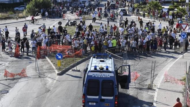 Mondragone, lanci di pietre e sedie, auto sfondate: è lo scontro tra italiani e braccianti bulgari (Ansa)