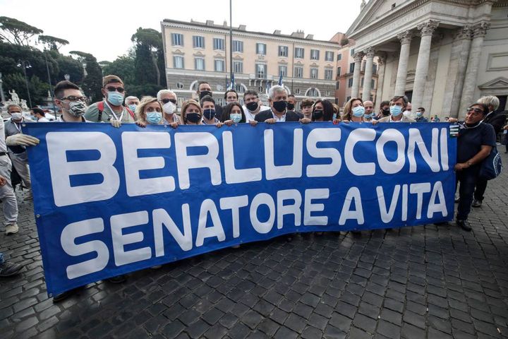 Strisxcione pro Berlusconi (Ansa)